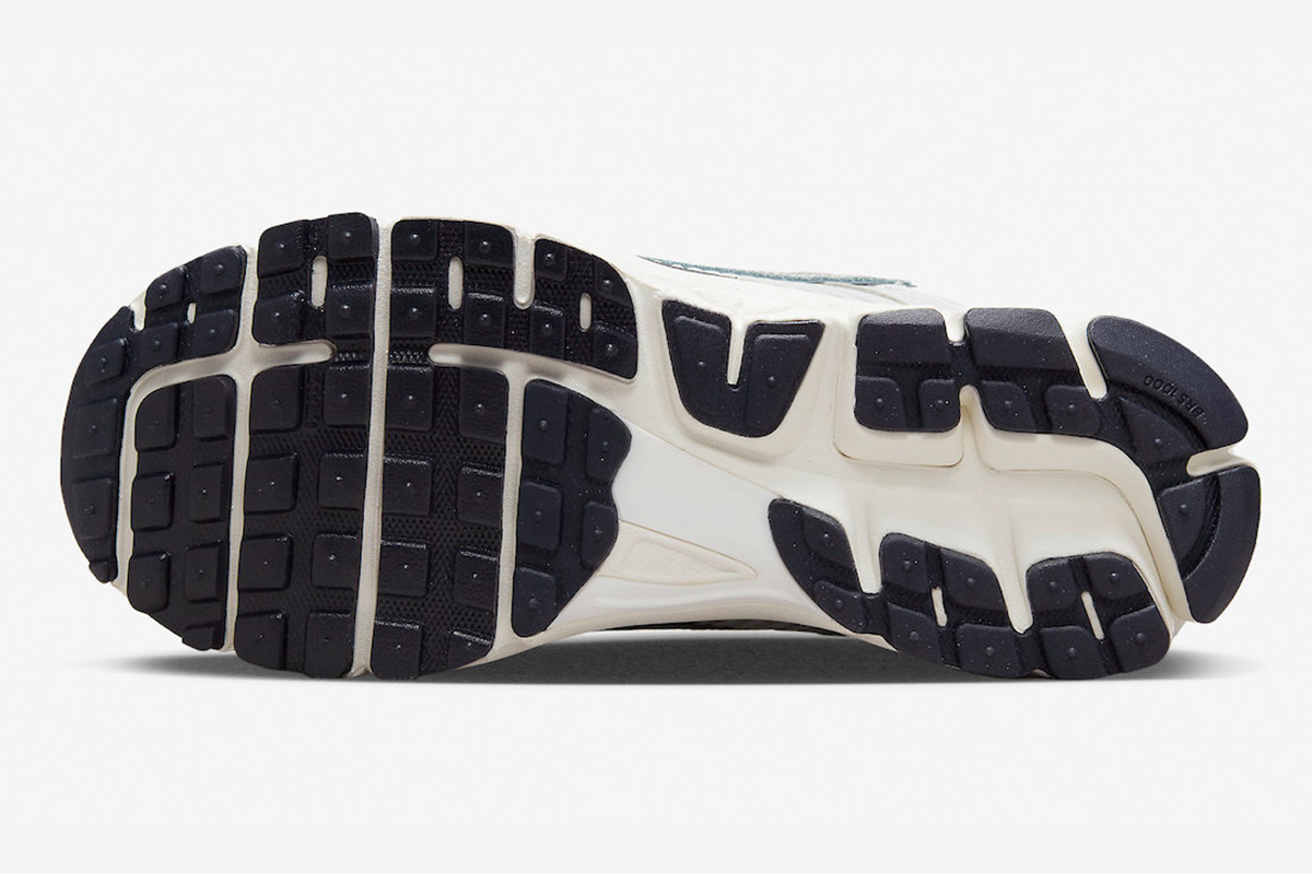 Wmns Nike Air Zoom Vomero 5 'Photon Dust Metallic Silver' - Image 6